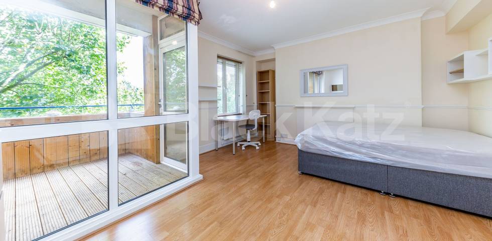 			AMAZING 4 /5 BED IN CAMDEN!, 5 Bedroom, 1 bath, 1 reception Flat			 Crowndale Road, CAMDEN / KINGS CROSS